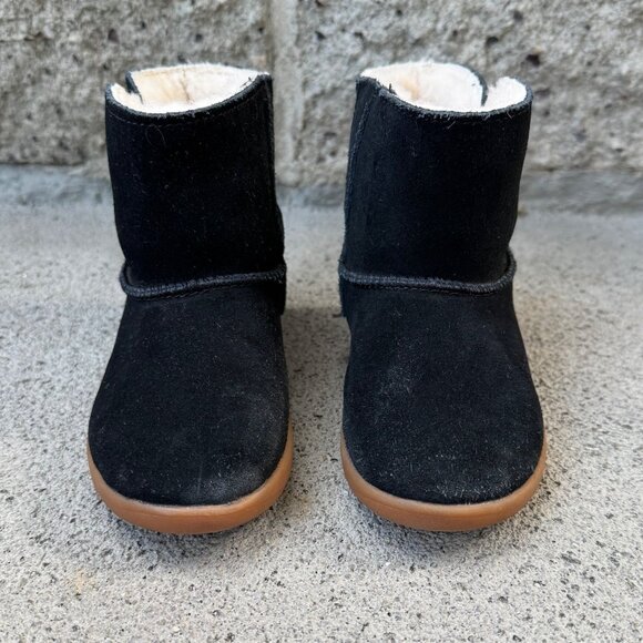 UGG AUSTRALIA Kids Keelan Boots Unisex 8 EU 25 Black Suede & Sheepskin Booties - Picture 3 of 8